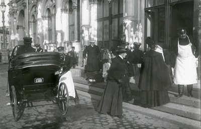 Porteros y pasajeros fuera de la Estación de Ferrocarril Nicholas, Nevsky Prospekt, San Petersburgo, c.1913 de Russian Photographer